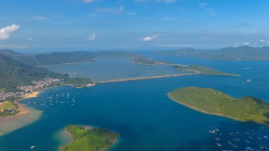 Nefes kesen hava manzarası, adalarla dolu bir kıyı şeridini gösteriyor.,