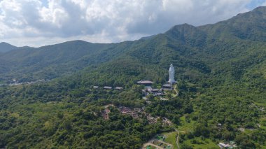Nefes kesici hava görüntüsü muhteşem bir Budist heykeli sergiliyor