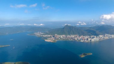 Etrafı tepelerle çevrili ve berrak gökyüzünün altında berrak mavi sularla çevrili.