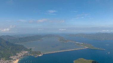 Sakin bir sahil şeridini gösteren yükseltilmiş bir bakış açısı