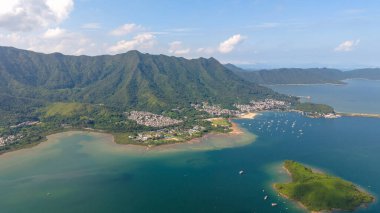 Etrafı sarılmış sakin bir köyün manzaralı bir fotoğrafı.