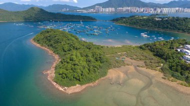 Net bir kıyı şeridinin canlı bir hava perspektifi