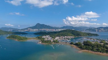 Tekneleri ve tepeleri olan Manzaralı Sahil Limanı
