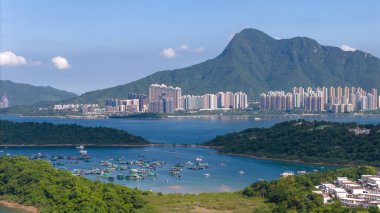 Tekneleri ve tepeleri olan Manzaralı Sahil Limanı