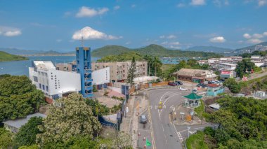 Sergilenen görkemli bir kilise yemyeşil ile çevrili.