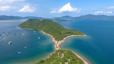 Tropikal bir sahil şeridinin büyüleyici hava manzarası