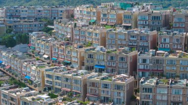 Sıkıca paketlenmiş kentsel konutların büyüleyici görüntüsü