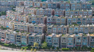 Sıkıca paketlenmiş kentsel konutların büyüleyici görüntüsü