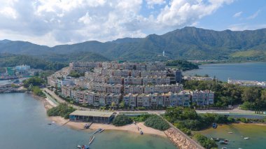 Sıkıca paketlenmiş kentsel konutların büyüleyici görüntüsü