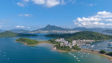 Tekneleri ve tepeleri olan Manzaralı Sahil Limanı