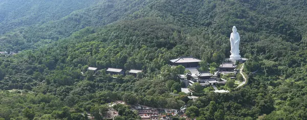 Nefes kesici hava görüntüsü muhteşem bir Budist heykeli sergiliyor