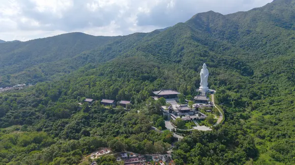 Nefes kesici hava görüntüsü muhteşem bir Budist heykeli sergiliyor