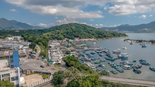 Renkli teknelerin, yeşil tepelerin olduğu güzel liman manzarası,