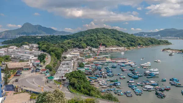 Renkli teknelerin, yeşil tepelerin olduğu güzel liman manzarası,