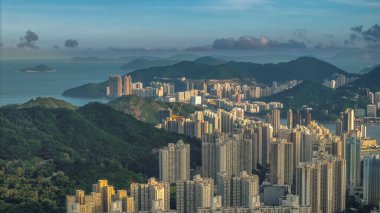 Tomurcuklanan bir şehrin yemyeşil gökyüzünün panoramik görüntüsü