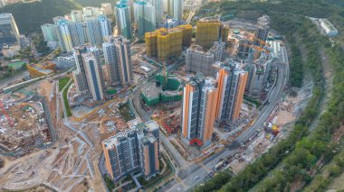 Modern bir konut kompleksinin inşaat halindeki manzarası