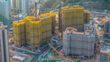 Modern bir konut kompleksinin inşaat halindeki manzarası