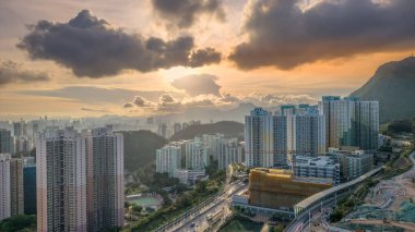 Çağdaş bir şehir manzarasında devam eden inşaat sahalarının görüntüsü