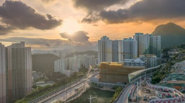Çağdaş bir şehir manzarasında devam eden inşaat sahalarının görüntüsü