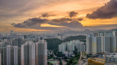 Yüksek binalar ve doğal dağ manzaraları yer almaktadır.,