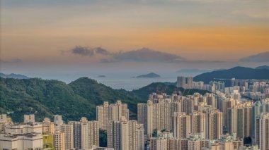 Modern bir konut kompleksinin inşaat halindeki manzarası