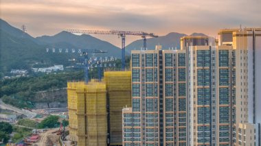 Modern bir konut kompleksinin inşaat halindeki manzarası