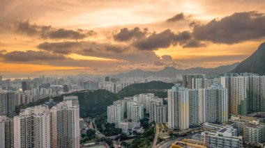 Manzaralı hava manzarası genişleyen şehir manzarasını gösteriyor