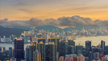 Gün batımında Hong Kong gökdelenlerini gösteren gökyüzü manzarası,