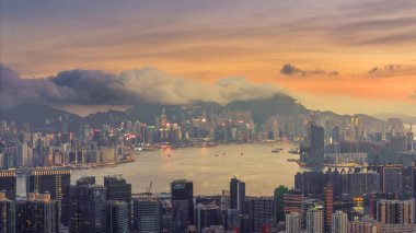 Hong Kong limanının ve aydınlık gökdelenin çarpıcı manzarası.