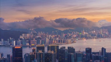 Gün batımında Hong Kong gökdelenlerini gösteren gökyüzü manzarası,