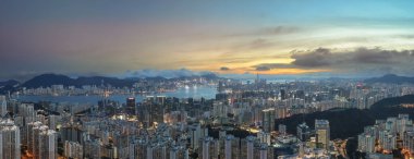 Parlak ışıkların yer aldığı panoramik şehir manzarası