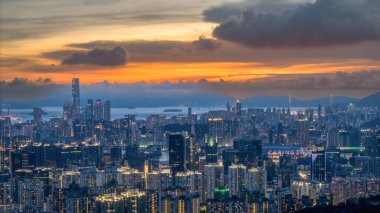 Alacakaranlık altında parlayan bir şehir silueti