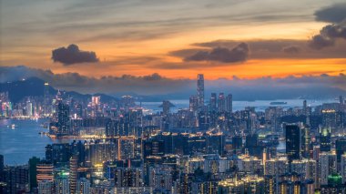 Alacakaranlık altında parlayan bir şehir silueti