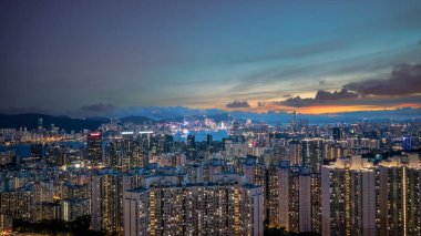 Alacakaranlık sırasında gökyüzü aydınlandı. Doğal renklerin karışımı sergilendi.