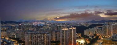 Alacakaranlık altında parlayan bir şehir silueti