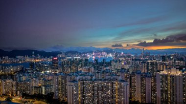 Alacakaranlık sırasında gökyüzü aydınlandı. Doğal renklerin karışımı sergilendi.
