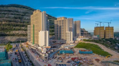 Modern bir konut kompleksinin inşaat halindeki manzarası