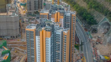 Modern bir konut kompleksinin inşaat halindeki manzarası