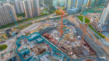 Yoğun bir kenti gösteren detaylı bir hava görüntüsü