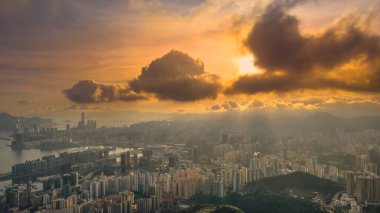 Nefes kesici hava manzarası gün batımında canlı bir şehir manzarası sergiliyor.
