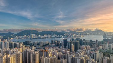 Alacakaranlık sırasında aydınlatılmış şehir manzarası, mimari çeşitlilik sergiliyor,