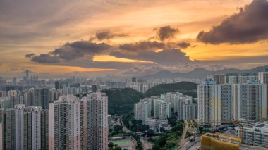 Yüksek binalar ve doğal dağ manzaraları yer almaktadır.,