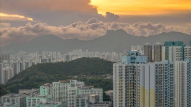 Yüksek binalar ve doğal dağ manzaraları yer almaktadır.,