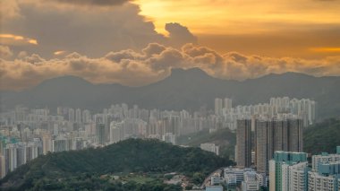 Gökdelenlerin yer aldığı yeşil tepeli şehir manzarası