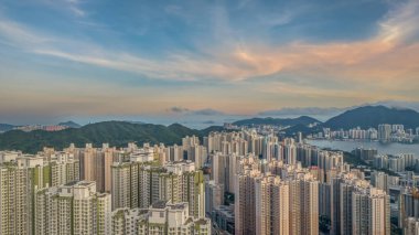 Modern bir konut kompleksinin inşaat halindeki manzarası