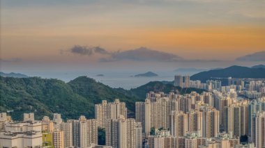 Modern bir konut kompleksinin inşaat halindeki manzarası