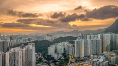 Manzaralı hava manzarası genişleyen şehir manzarasını gösteriyor
