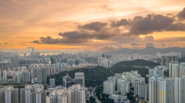 Manzaralı hava manzarası genişleyen şehir manzarasını gösteriyor
