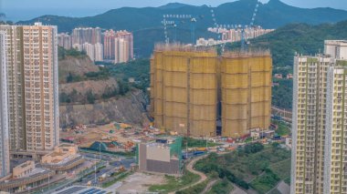 Şehir manzaralı, yüksek katlı binalar, kavisli bir yol.,