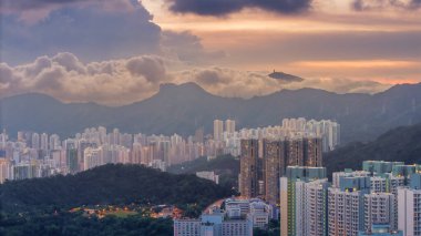 Pahalı bir bina altında yüksek binaların bulunduğu bir şehir manzarası